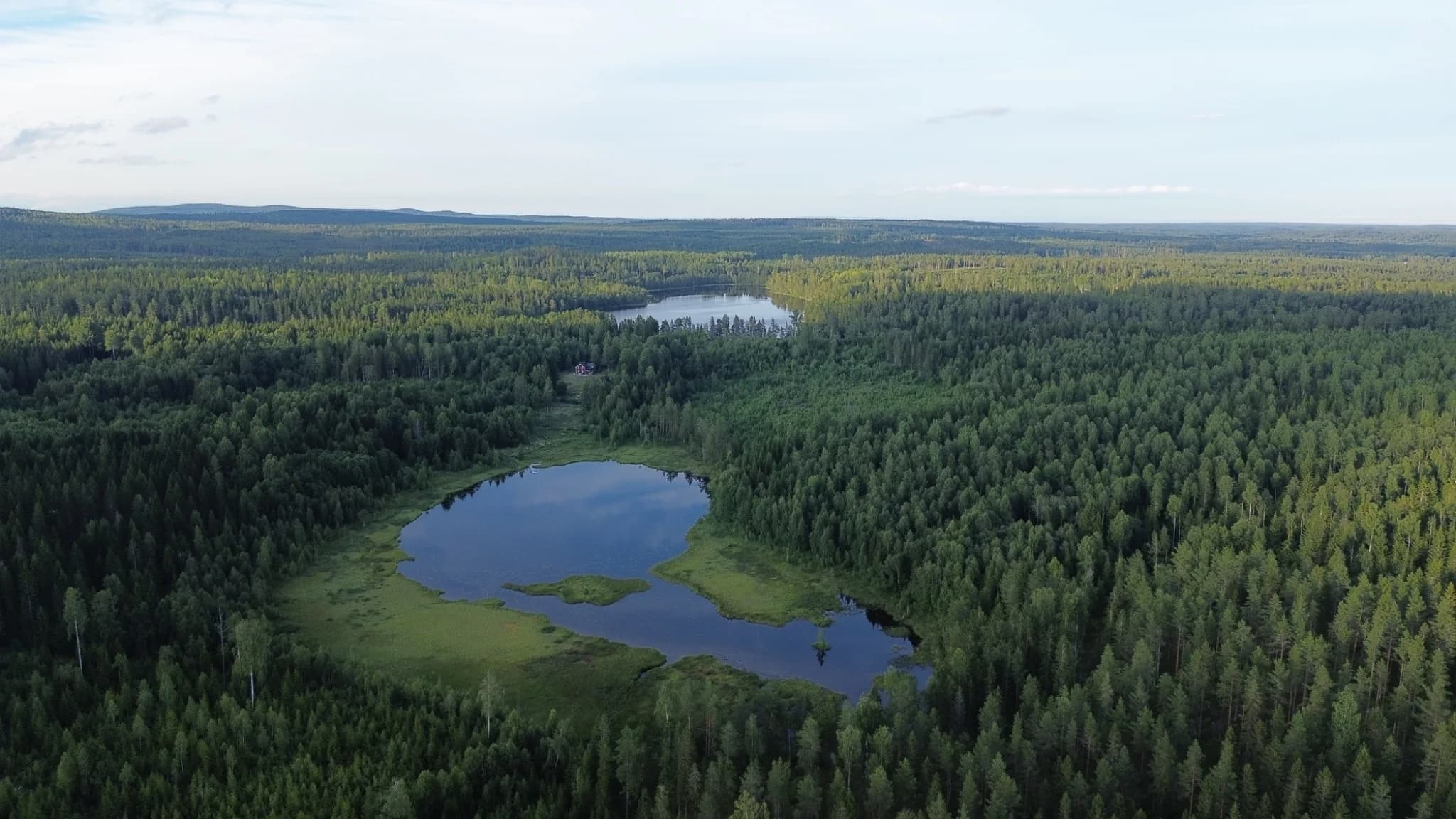 Authentische Luftaufnahme des ANDRUM-Orts zwischen Wald und zwei Seen