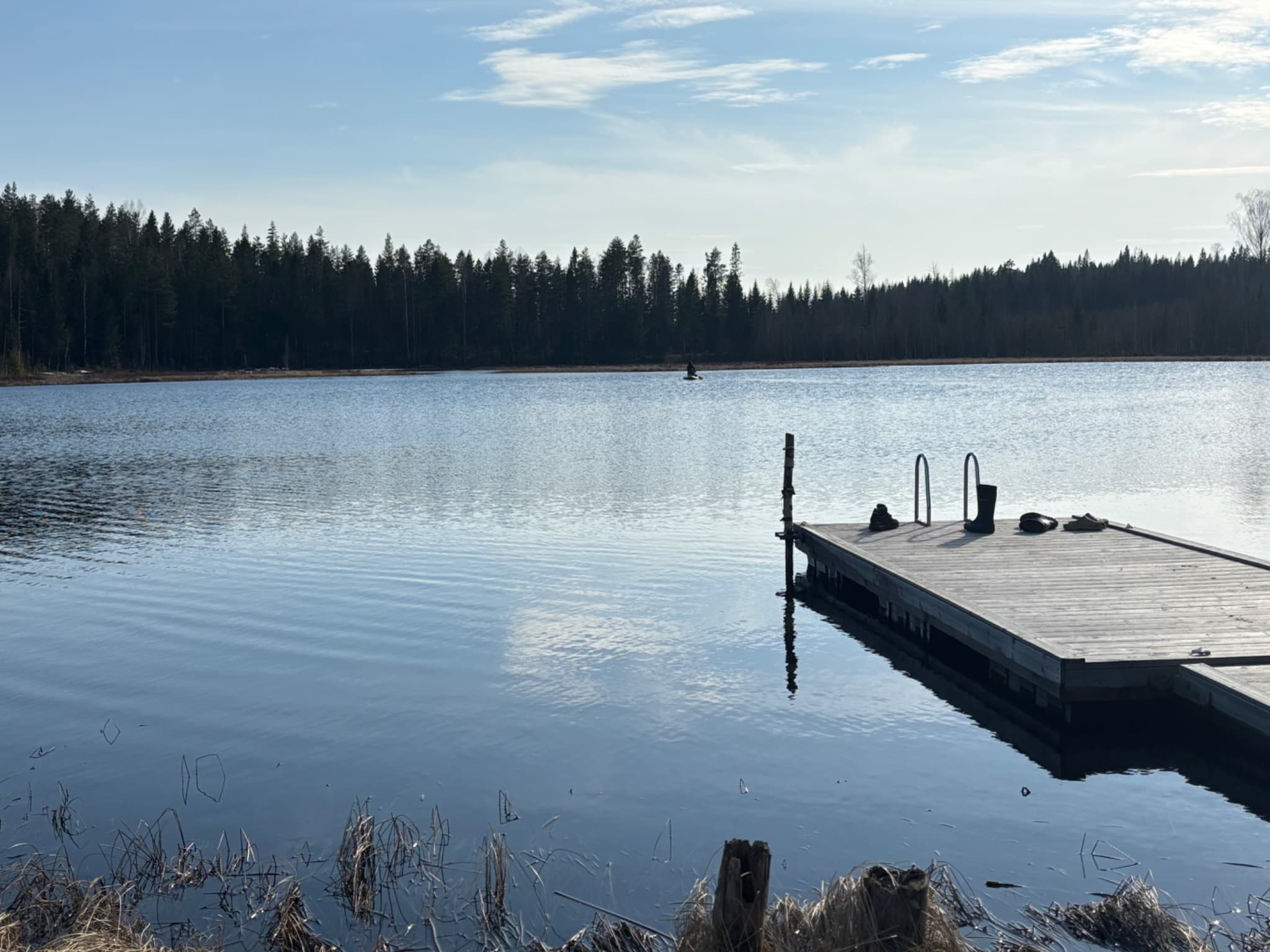 Holzsteg an einem stillen schwedischen See