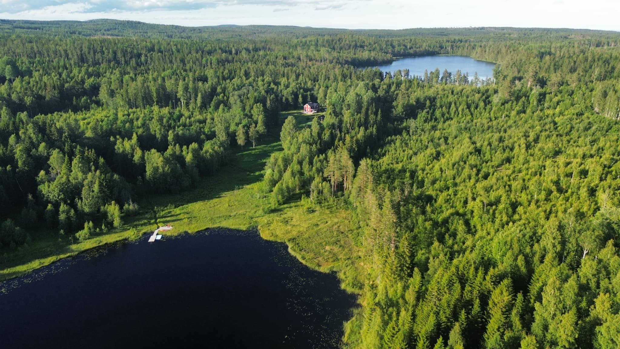 Luftbild des ANDRUM-Orts zwischen zwei Seen und ausgedehntem Wald
